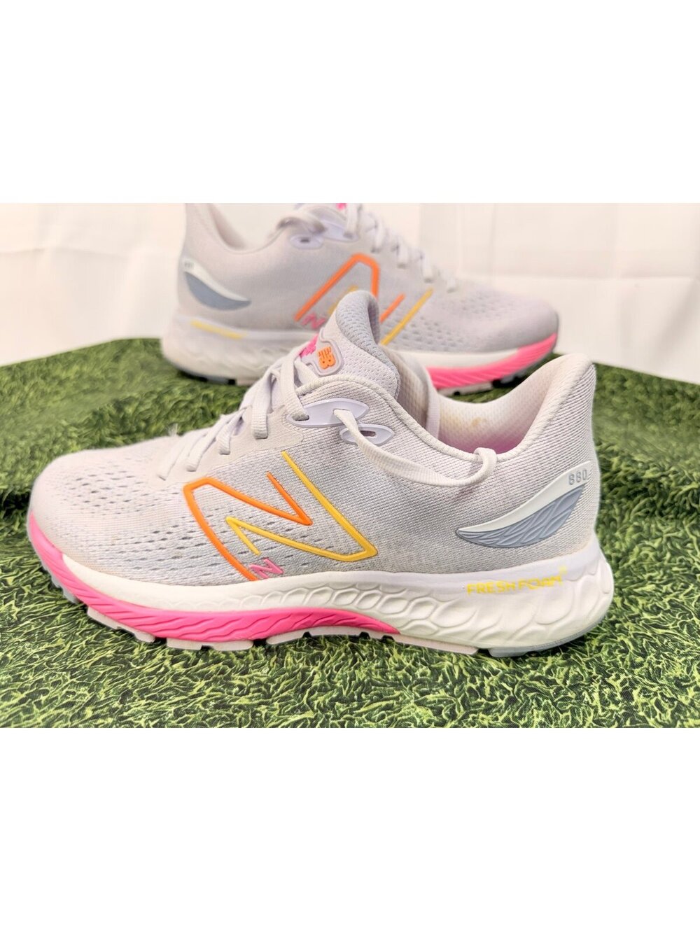 New Balance Fresh Foam 880v12 Sneakers - Womens US 8 - Grey/Pink Shoes Preloved - Picture 2 of 9